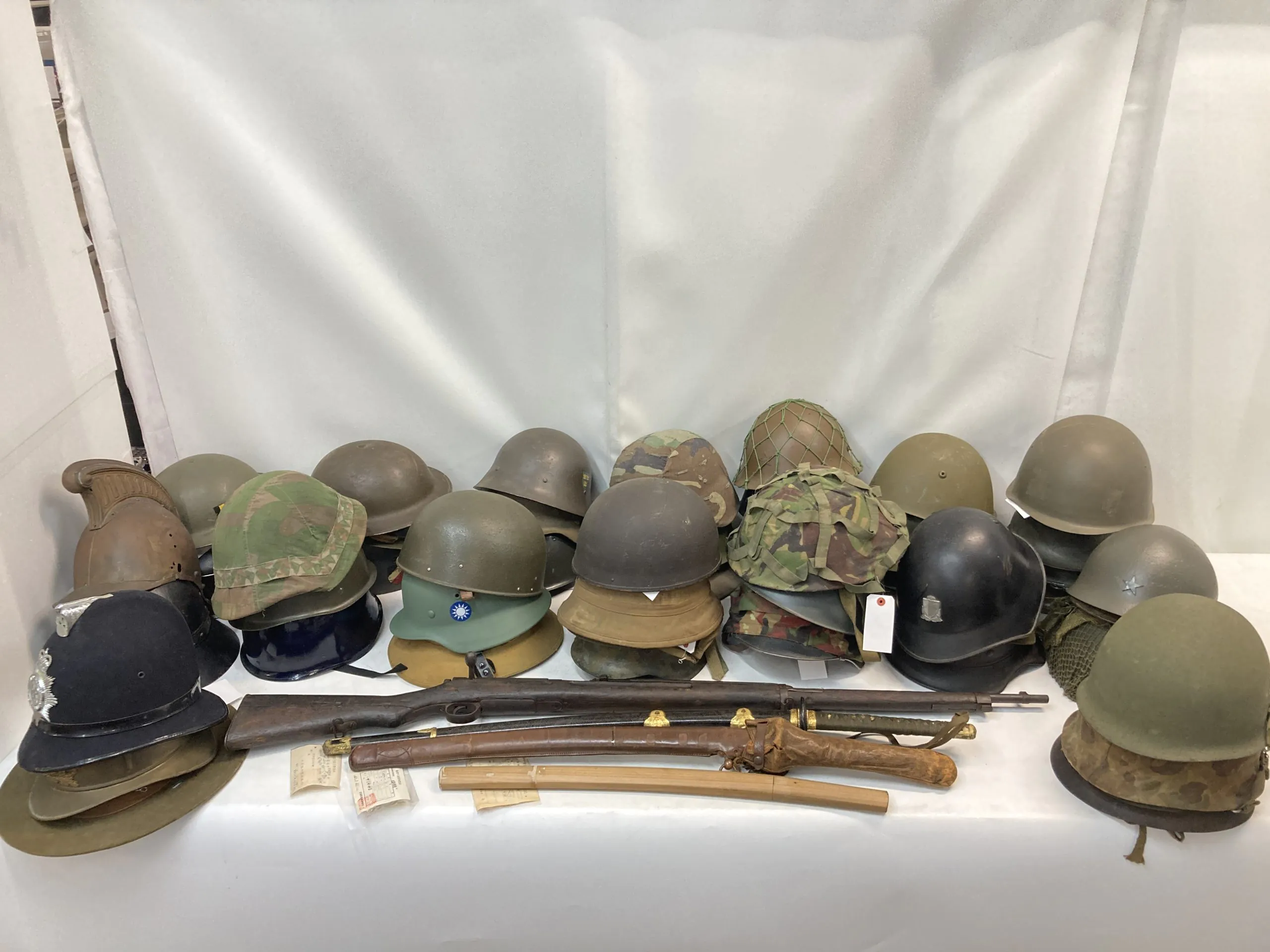 旧日本軍、米軍、ヨーロッパ系実物ヘルメット、刀剣、無可動銃など計83点